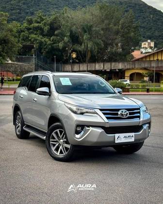 TOYOTA HILUX SW4 2.8 SRX 4X4 7 LUGARES 16V TURBO INTERCOOLER DIESEL 4P AUTOMÁTICO TOYOTA HILUX SW4 2.8 SRX 4X4 7 LUGARES 16V TURBO INTERCOOLER DIESEL 4P AUTOMÁTICO